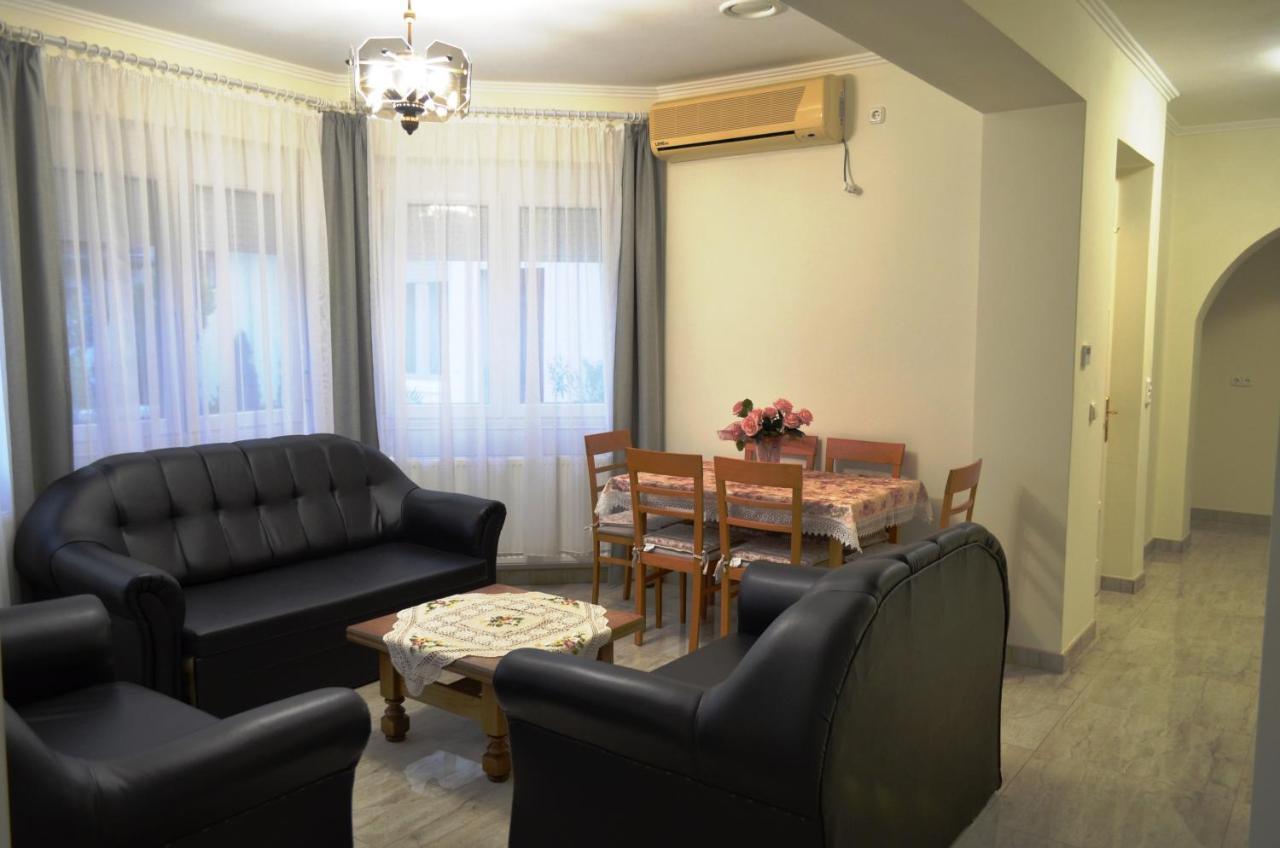 Henrietta - Violetta Apartman ไฮจ์ดุสโซบอสโล ภายนอก รูปภาพ