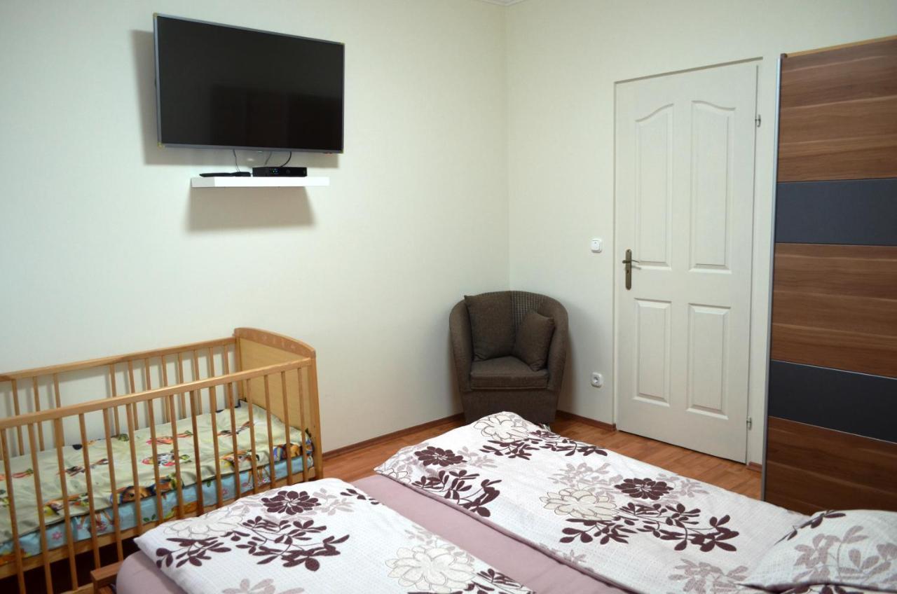 Henrietta - Violetta Apartman ไฮจ์ดุสโซบอสโล ภายนอก รูปภาพ