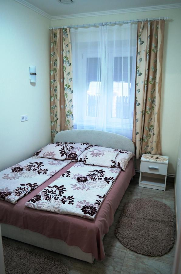 Henrietta - Violetta Apartman ไฮจ์ดุสโซบอสโล ภายนอก รูปภาพ