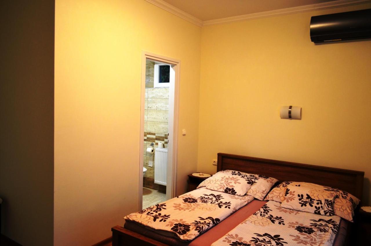 Henrietta - Violetta Apartman ไฮจ์ดุสโซบอสโล ภายนอก รูปภาพ
