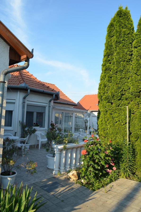 Henrietta - Violetta Apartman ไฮจ์ดุสโซบอสโล ภายนอก รูปภาพ