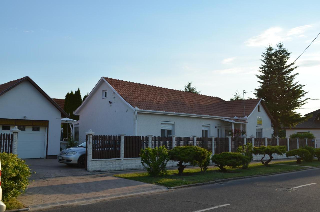 Henrietta - Violetta Apartman ไฮจ์ดุสโซบอสโล ภายนอก รูปภาพ