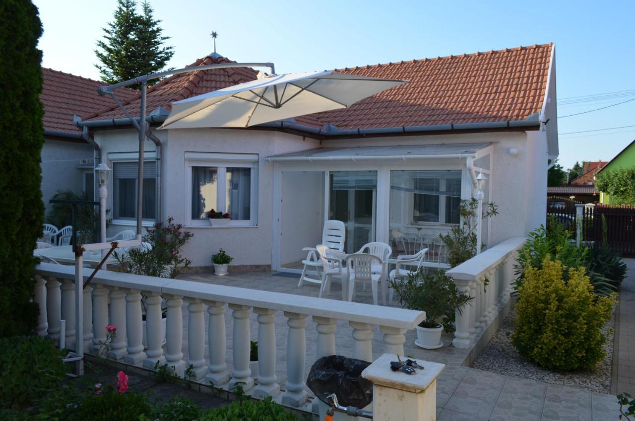 Henrietta - Violetta Apartman ไฮจ์ดุสโซบอสโล ภายนอก รูปภาพ