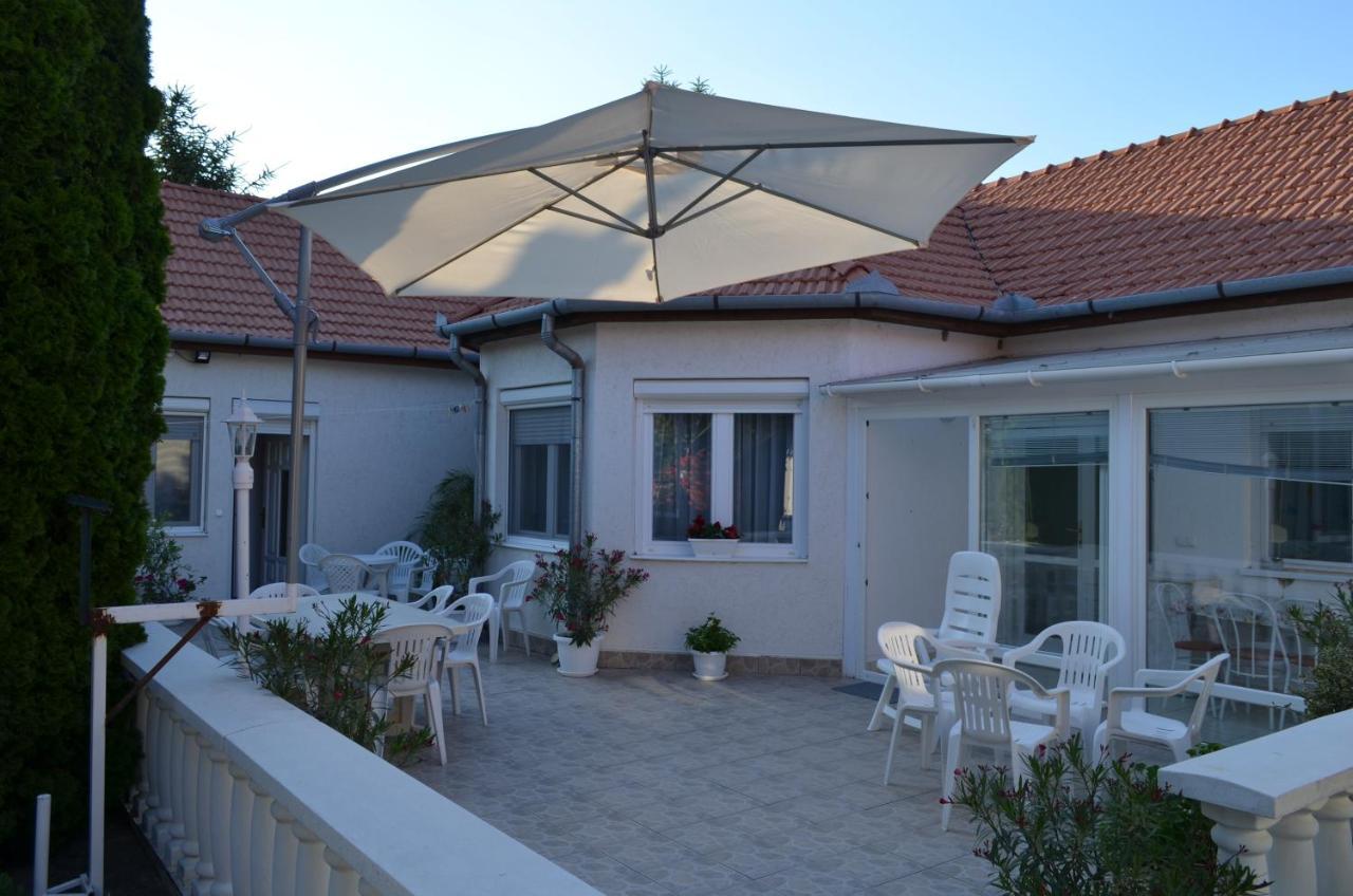 Henrietta - Violetta Apartman ไฮจ์ดุสโซบอสโล ภายนอก รูปภาพ